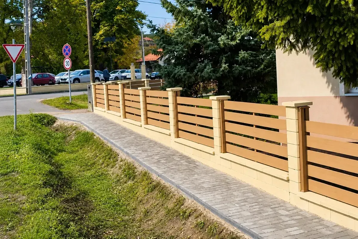 Bánhorváti általános iskola kerítése kapuval