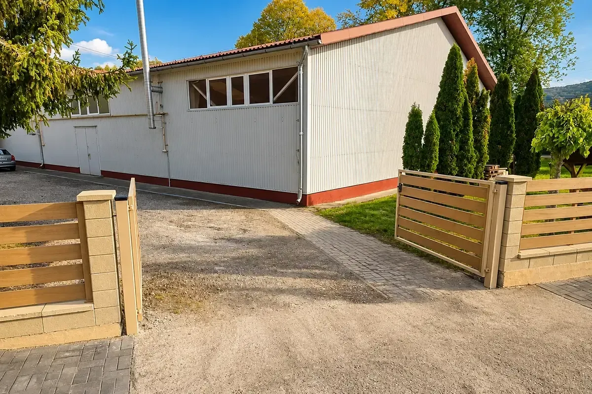 Bánhorváti általános iskola kerítése kapuval