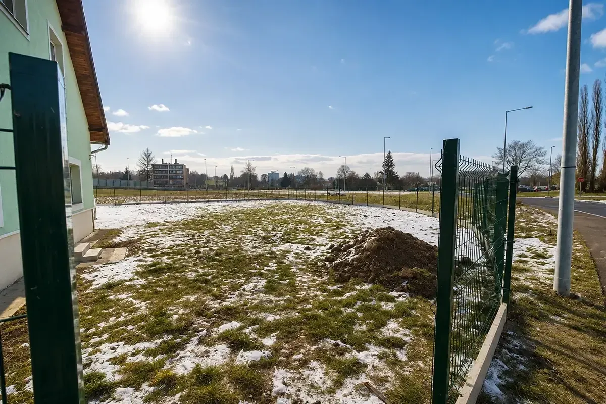 Miskolc-Tiszai vasútállomás kiszolgáló épület körülkerítése