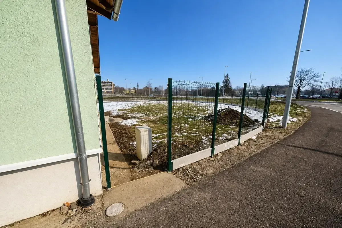Miskolc-Tiszai vasútállomás kiszolgáló épület körülkerítése